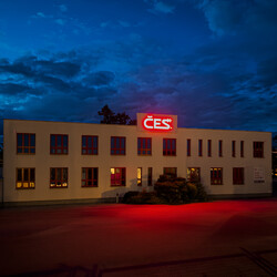 Kliknutím zvětšíte Hlavní sídlo ČES spol. s r.o. v noci