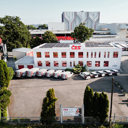 Kliknutím zvětšíte Letecký pohled na firmu ČES spol. s r.o. a firemní flotilu aut