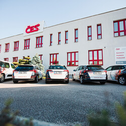 Firemní flotila aut před sídlem firmy ČES spol. s r.o. v Českých Budějovicích 